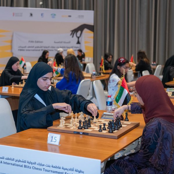 100 名选手参加在法蒂玛宾特穆巴拉克女子体育学院举行的第六届国际象棋闪电战锦标赛